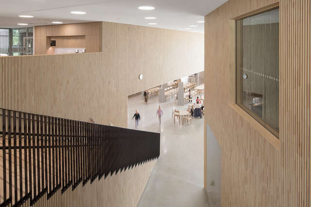 Koulun puinen porraskäytävä.