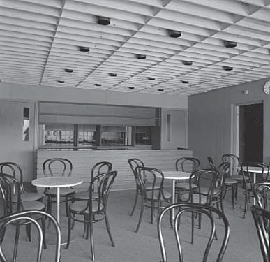 Café interior with Rond tables surrounded by wooden chairs.