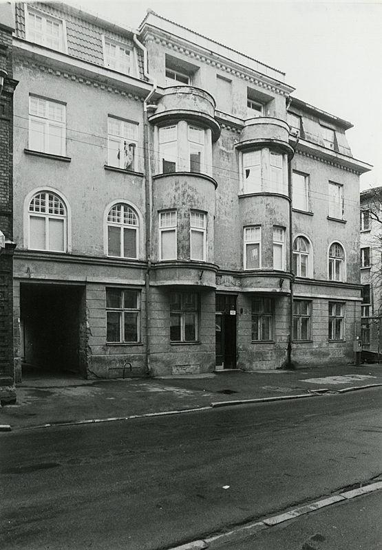 Black and white picture of an old multiple storey building with bay windows.