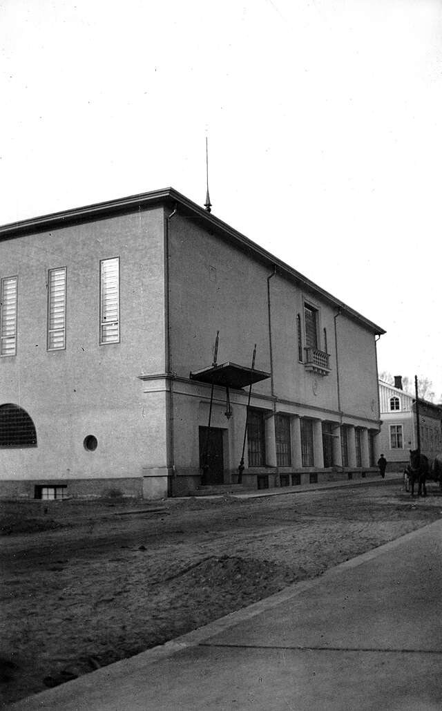 sideview of the facade of the building in black and white
