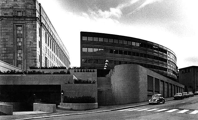 Semi circle shaped extension building to the Parliament House with rows of windows.