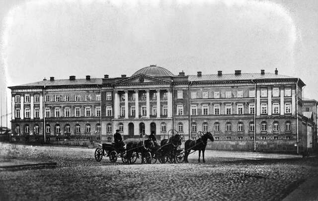Old black and white picture of a horse carriage in front of the senate palace.