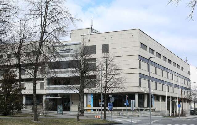 Street view, trees in fron of the library building.
