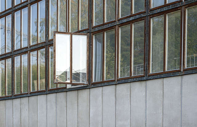 A close up of the façade shows that the window frames and the façade tiles align with each other. This small detail brings architectural value to the building.