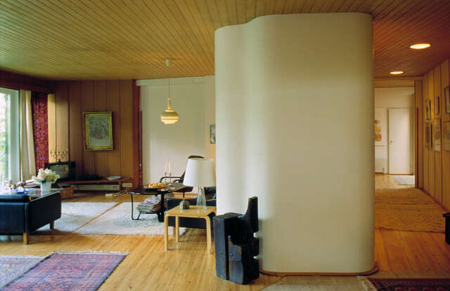 White curved pilaster dividing the living room and hallway