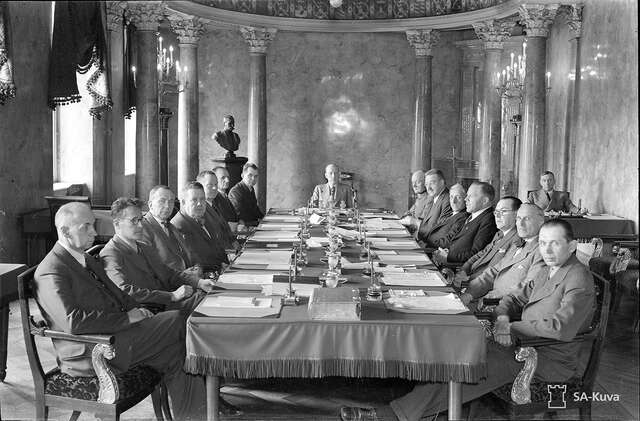 Old black and white picture of important and influential men sitting at a long table.