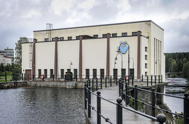 View of the building with an evenly distributed and symmetrical façade.