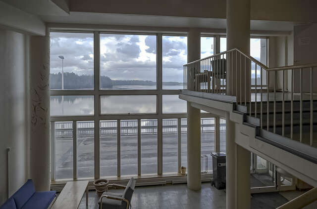 The main entrance hall has a high space combined with a balcony level, which both have a beautiful view towards the river.