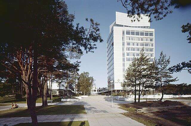Office tower and its surroundings