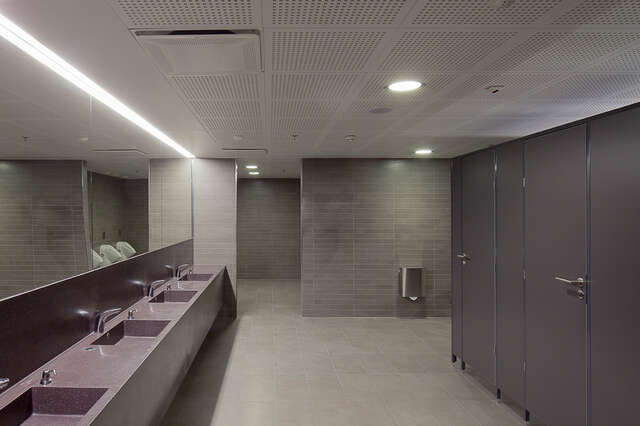 Dark lila and grey-toned bathroom space