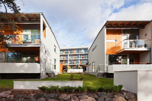 The facade of a white building and the courtyard