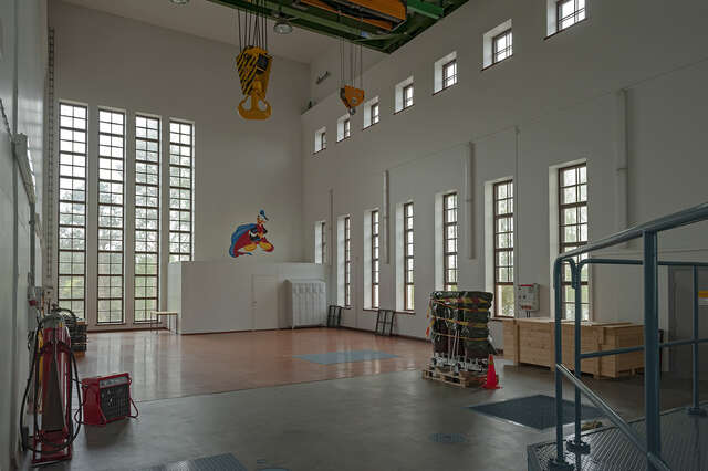 Photo a white room with long, evenly distributed windows that let in natural light.