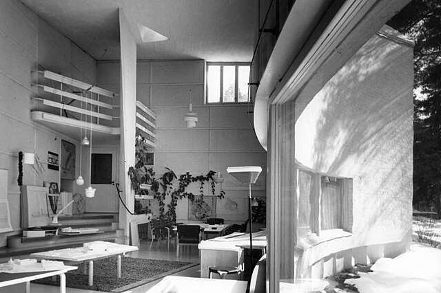 The principal space in the building is the curving studio which has a view opening onto the courtyard. Horizontal battens fixed to the high walls of the studio allowed drawings to be displayed there. The rear wall is covered with climbing plants reaching up to the high-level windows and prototypes of light fittings designed by Alvar Aalto are hung in front of the wall.