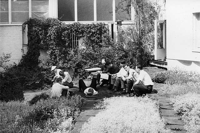 Alvar Aalto's workers in the yard.