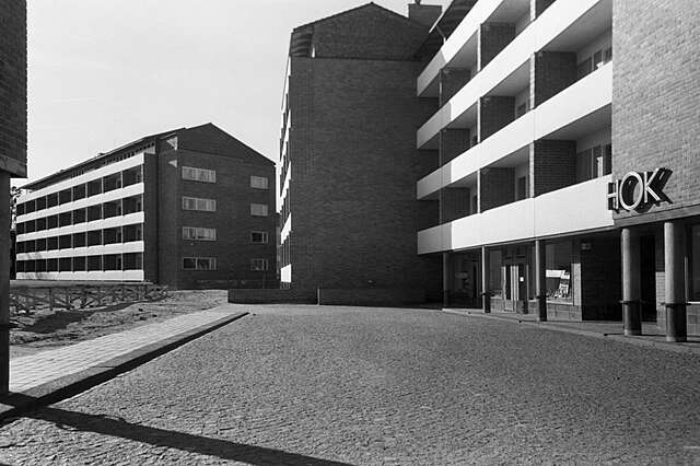 Black and white picture of the square in front of the houses.