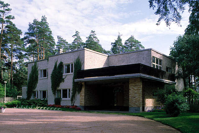 Light brick facade with a yellow brick entrance.
