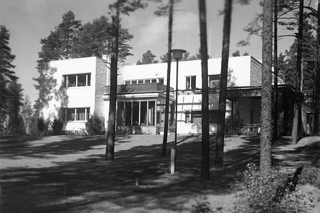 Black and white picture of the white facade.