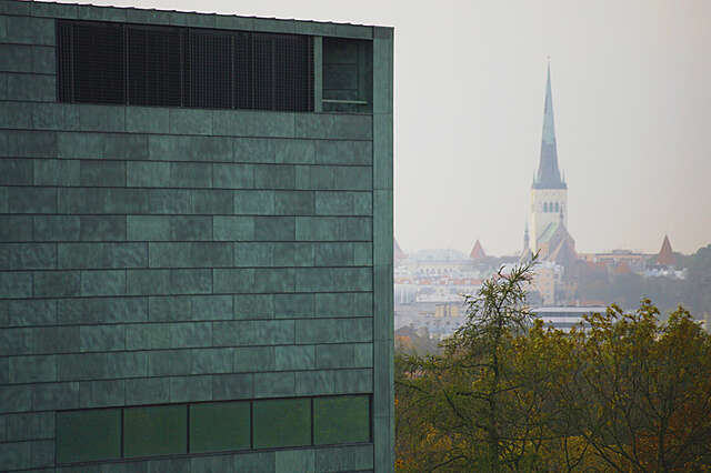 VIEw of the city behind the facade of the building.