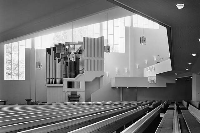 View of the organ on the right wall.