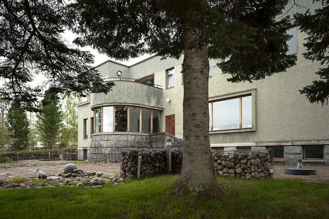 Photo of Villa Koskikara showcasing its round bay window.