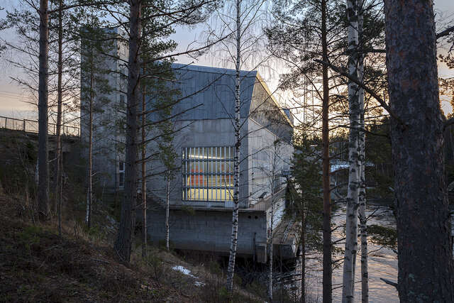 Photo that shows the power plant over the river in the evening.
