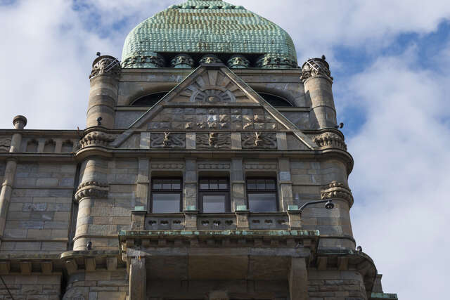 Animal sculptures above the top floor windows.