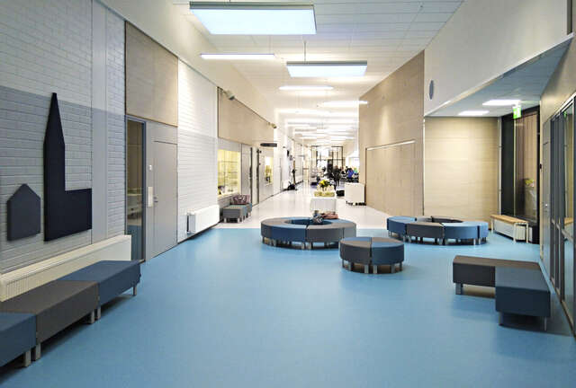 Sitting area in the hallway with blue details.