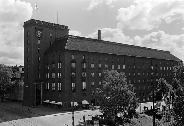 Street view from the 1950s