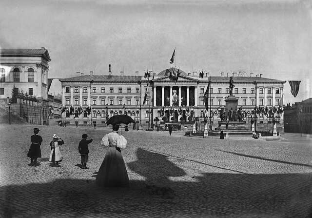 Old black and white picture of the senate square and palace.