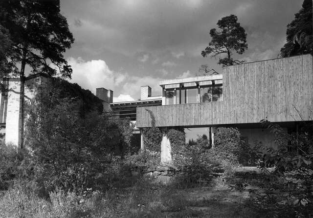 Two-storey house with a terrace surrounded by a garden