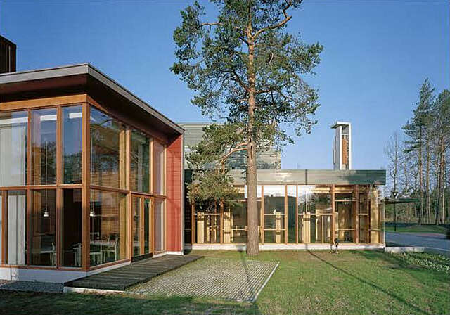 The vestibule café opens onto the churchyard