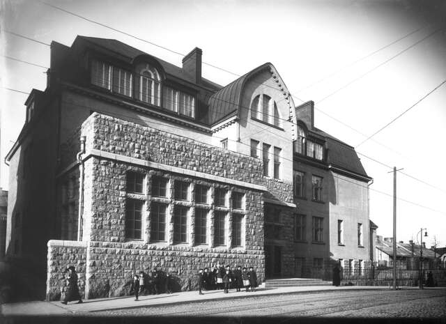 Black and white picture of the tehtaankatu school in 1908.