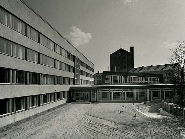 Black and white picture of the courtyard between the different parts of the building.
