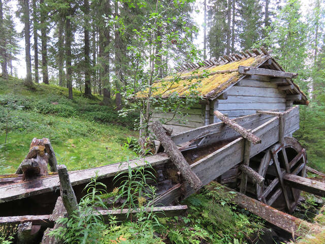 Picture of a wooden mill building.