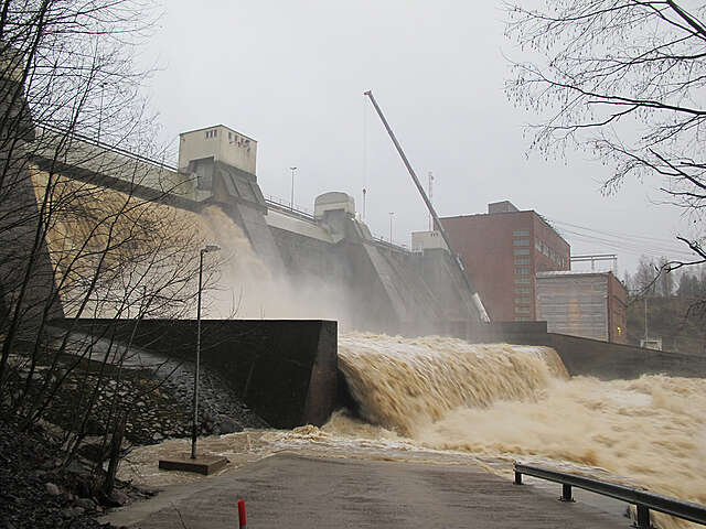 Water cascading down the powerplant.