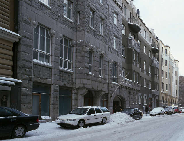 Streetview in the wintertime, cars and blocks of flats