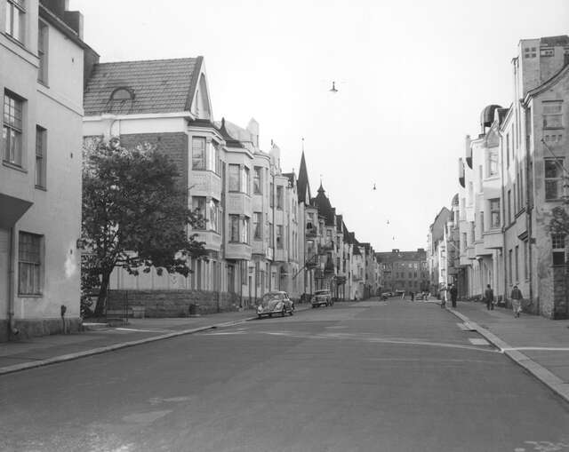 Black and white picture if a row of houses in the city centre.