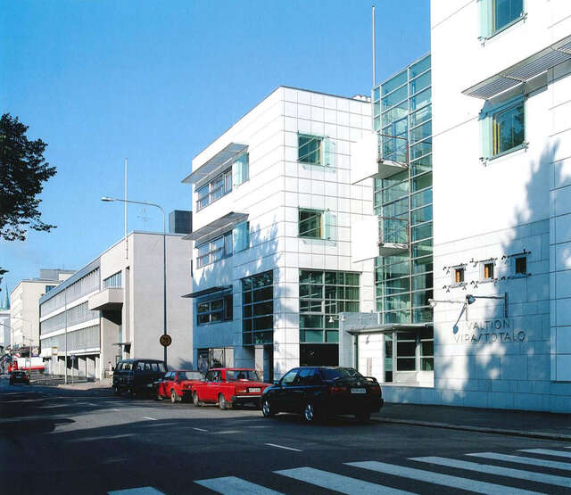 The scale of the building follows the neighbouring Functionalist Finnish Savings Bank from 1935