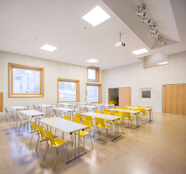 Canteen with wood and concrete details.