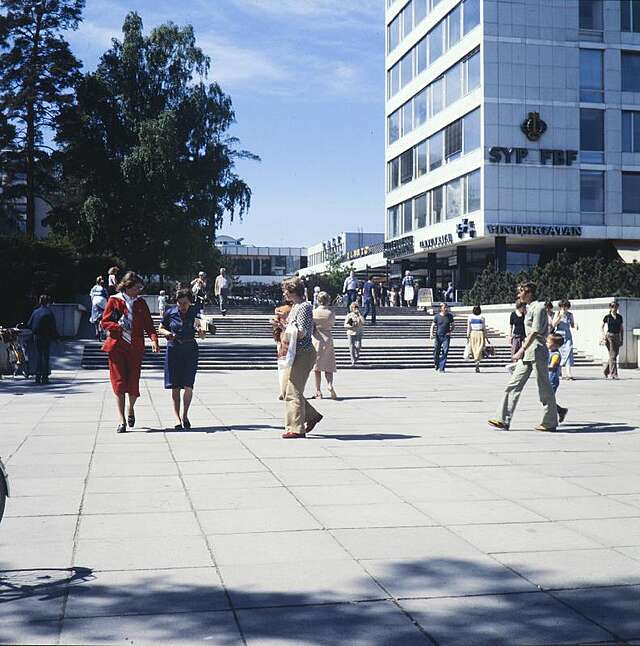 Office tower and its surroundings