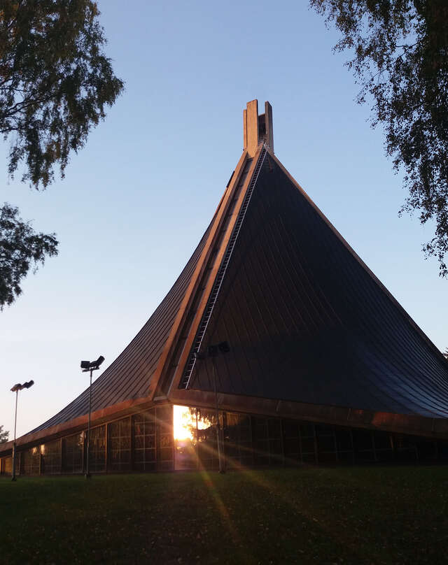 Kannelmäen kirkko auringonlaskun aikaan