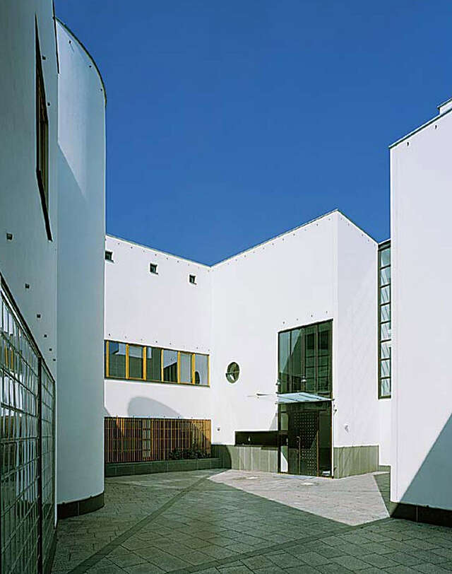 Main entrance in the courtyard.