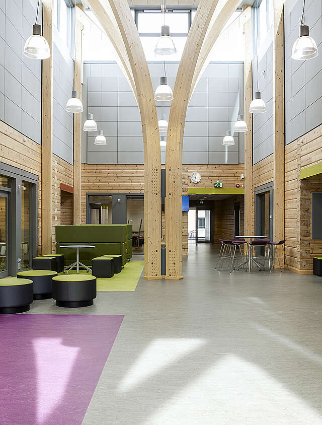Aula with a sitting area and a high ceiling.