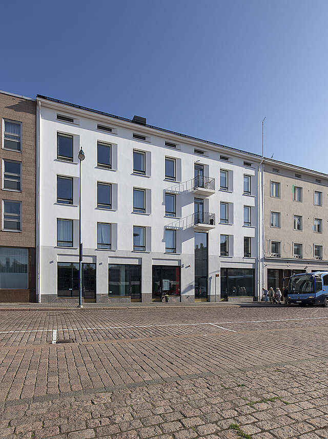 White facade between ones in red brick and beige rendering