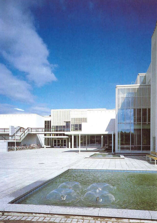 Kansalaistori square and library entrance.