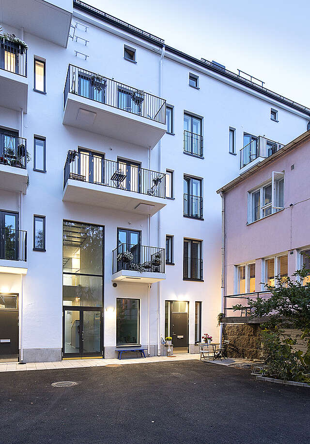 Close-up of the courtyard facade