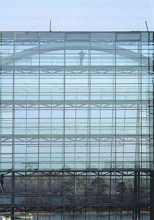 The connecting section of steel and glass and the connecting bridges