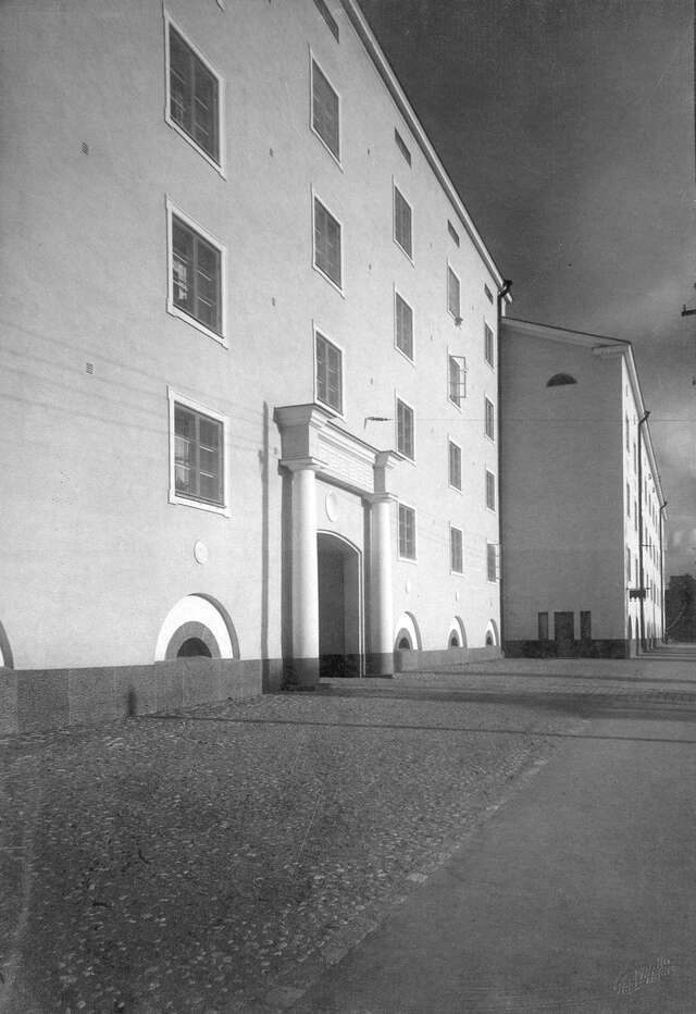 Streetview and an apartment building
