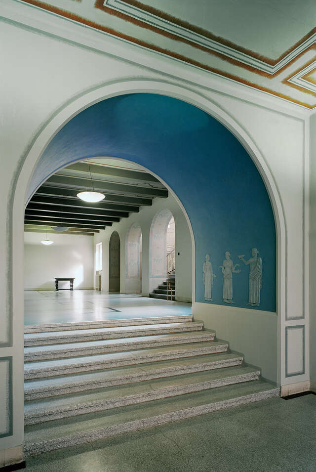 Interior view of an arch over stairs of six steps