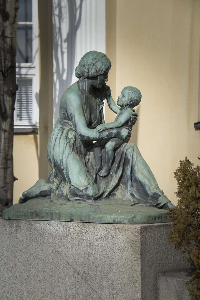 Sculpture of a mother and a child.